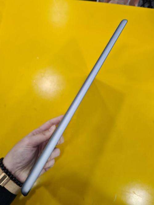 Apple IPad 6th Generation 32GB WIFI ONLY ----**R1 Crazy friday Auction**