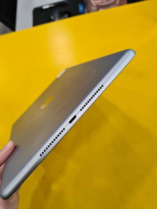 Apple IPad 6th Generation 32GB WIFI ONLY ----**R1 Crazy friday Auction**