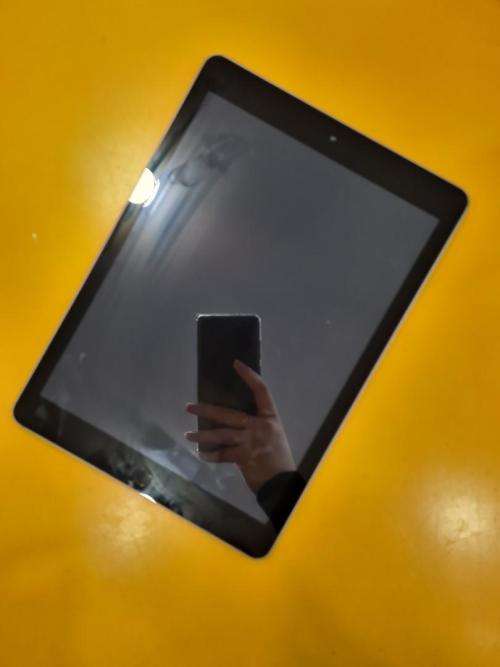 Apple IPad 6th Generation 32GB WIFI ONLY ----**R1 Crazy friday Auction**