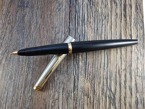 Vintage Pen Sale #12. Parker 45 Fountain Pen. 14KT Gold Nib. Black body.