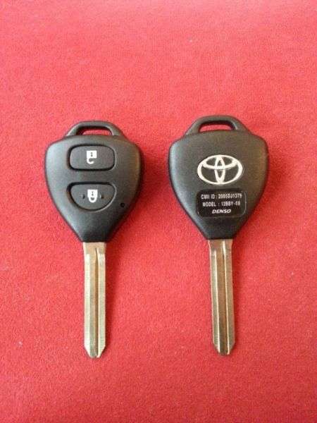 Toyota 2 Button Remote Key, 433Mhz 4D67 Transponder Chip, Corolla/Hilux/Yaris, Brand new, R500