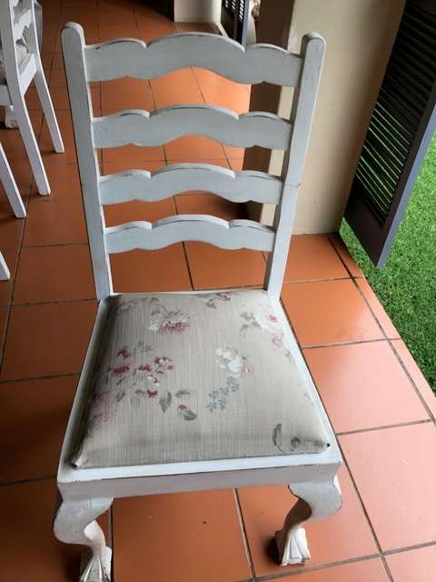 Techniqued 6 seater table and 6 chairs