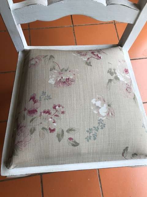 Techniqued 6 seater table and 6 chairs