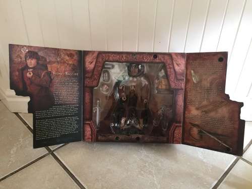 Sideshow Collectibles HOT TOYS LORD OF THE RINGS Frodo detailed 1 in 6 scale figure boxset