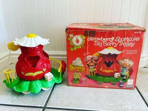 STRAWBERRY SHORTCAKE BIG BERRY TROLLEY playset by Kenner toys 1982