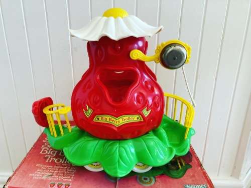 STRAWBERRY SHORTCAKE BIG BERRY TROLLEY playset by Kenner toys 1982