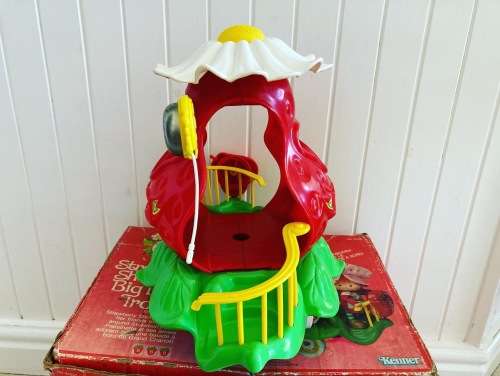STRAWBERRY SHORTCAKE BIG BERRY TROLLEY playset by Kenner toys 1982