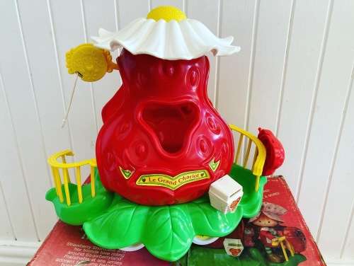 STRAWBERRY SHORTCAKE BIG BERRY TROLLEY playset by Kenner toys 1982