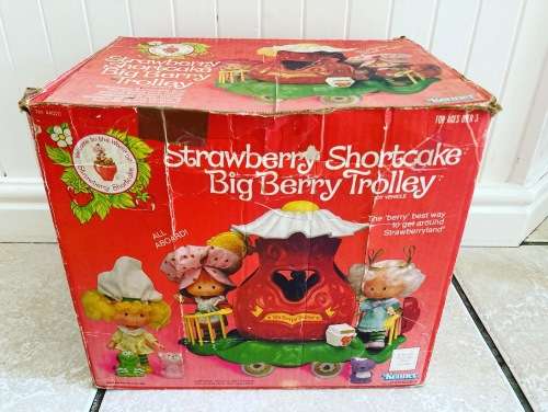 STRAWBERRY SHORTCAKE BIG BERRY TROLLEY playset by Kenner toys 1982