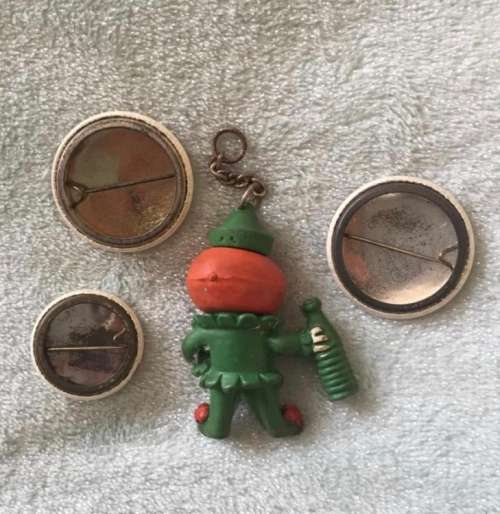 1960s VINTAGE FANTA memorabilia Ie Badges & Rubber mascot figurine