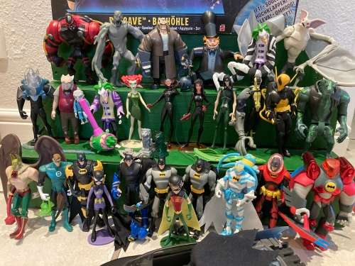 THE BATMAN 2004 animated series by MATTEL Toys Near complete series. 28 figures & Batcave set
