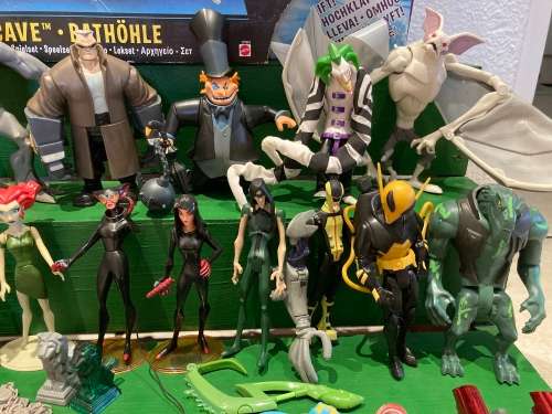 THE BATMAN 2004 animated series by MATTEL Toys Near complete series. 28 figures & Batcave set