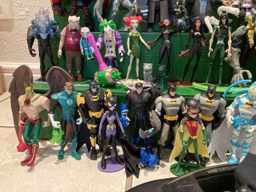THE BATMAN 2004 animated series by MATTEL Toys Near complete series. 28 figures & Batcave set