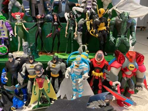 THE BATMAN 2004 animated series by MATTEL Toys Near complete series. 28 figures & Batcave set