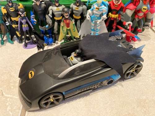 THE BATMAN 2004 animated series by MATTEL Toys Near complete series. 28 figures & Batcave set
