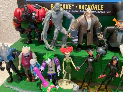 THE BATMAN 2004 animated series by MATTEL Toys Near complete series. 28 figures & Batcave set