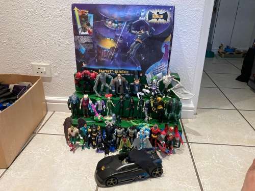 THE BATMAN 2004 animated series by MATTEL Toys Near complete series. 28 figures & Batcave set