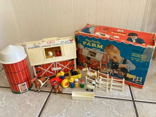 Original mid 1970s FISHER PRICE 915 Little People Play Family Farm