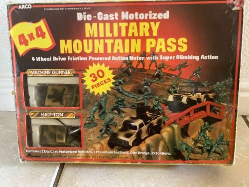 1982 Plastic Toy Soldier Military Mountain Pass Boxset by the legendary ARCO Toys