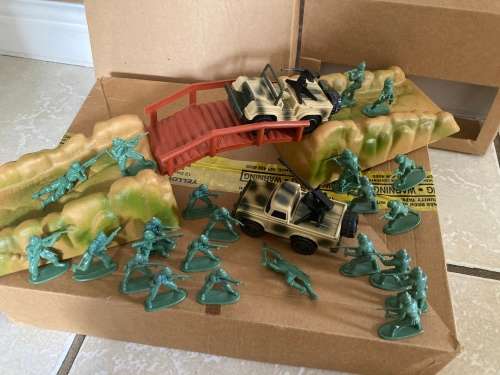 1982 Plastic Toy Soldier Military Mountain Pass Boxset by the legendary ARCO Toys