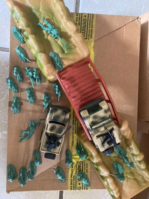 1982 Plastic Toy Soldier Military Mountain Pass Boxset by the legendary ARCO Toys