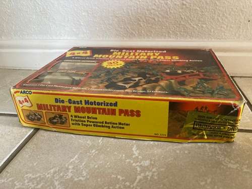 1982 Plastic Toy Soldier Military Mountain Pass Boxset by the legendary ARCO Toys