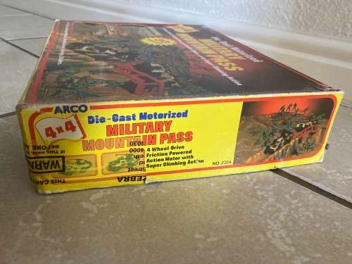 1982 Plastic Toy Soldier Military Mountain Pass Boxset by the legendary ARCO Toys