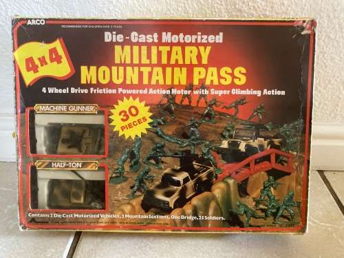 1982 Plastic Toy Soldier Military Mountain Pass Boxset by the legendary ARCO Toys
