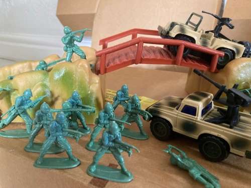 1982 Plastic Toy Soldier Military Mountain Pass Boxset by the legendary ARCO Toys