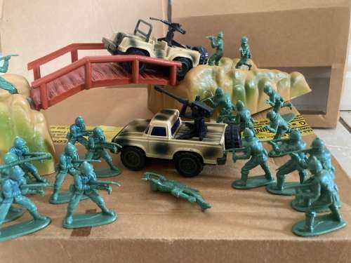 1982 Plastic Toy Soldier Military Mountain Pass Boxset by the legendary ARCO Toys