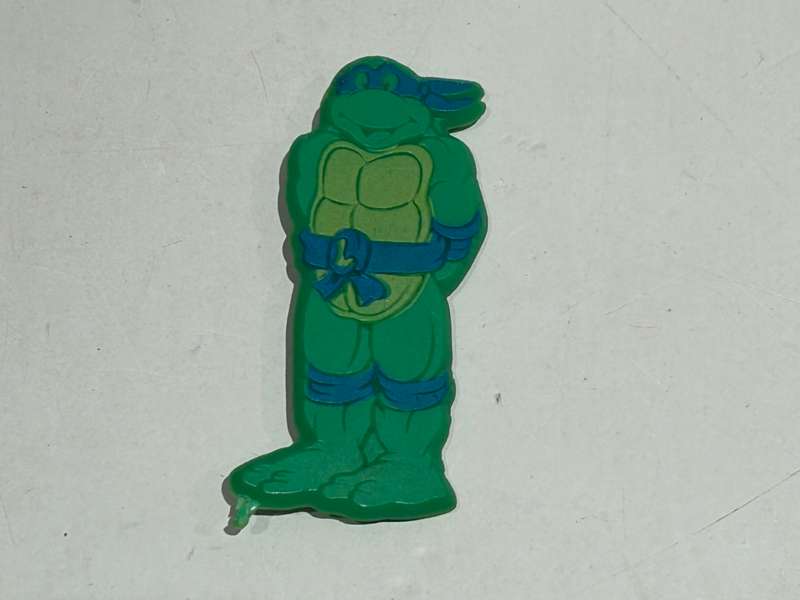 Original vintage 1990 TEENAGE MUTANT NINJA TURTLES Pin Badge Leonardo