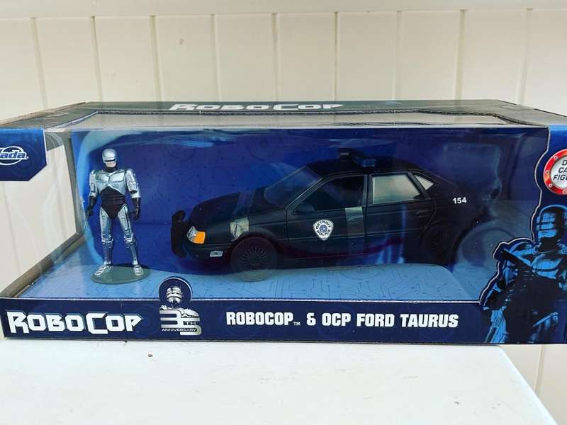 ROBOCOP diecast figure & Detroit Police car boxset - Jada Toys - 2023 - 1:24 scale