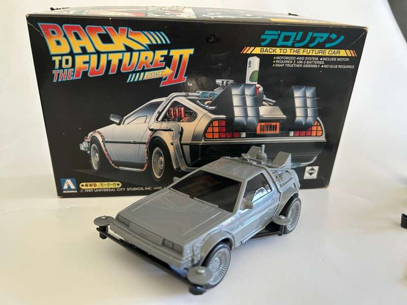 Original 1989 BACK TO THE FUTURE Part 2 Delorean motorized model Kit by Aoshima Model kits Japan