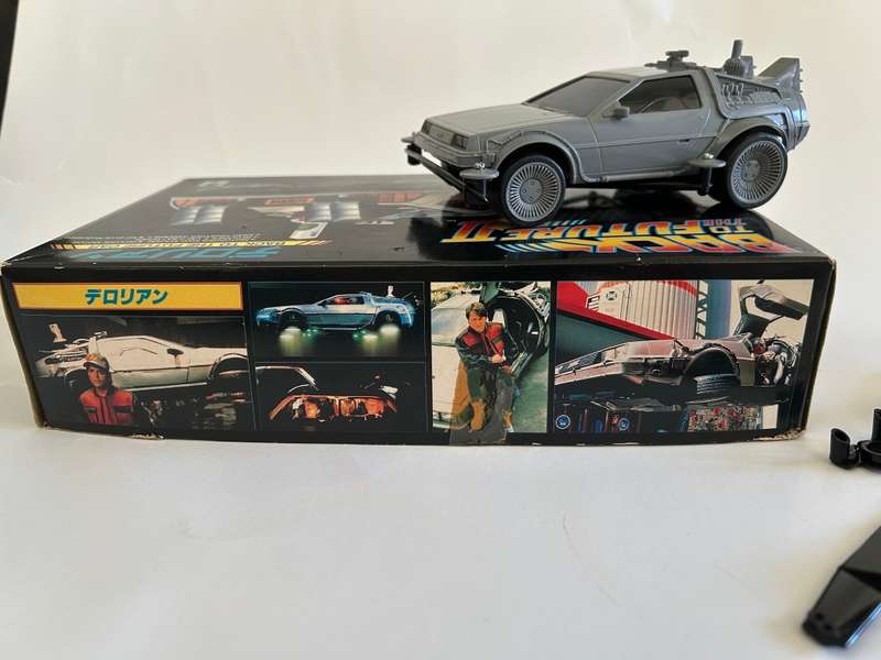 Original 1989 BACK TO THE FUTURE Part 2 Delorean motorized model Kit by Aoshima Model kits Japan