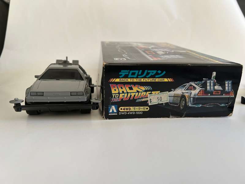 Original 1989 BACK TO THE FUTURE Part 2 Delorean motorized model Kit by Aoshima Model kits Japan