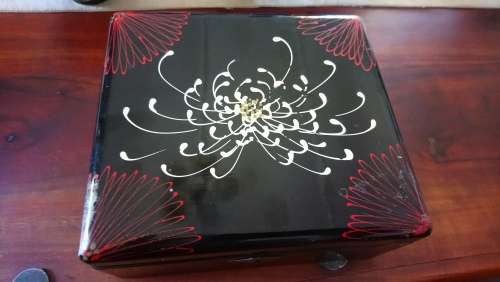 vintage black jewelery box
