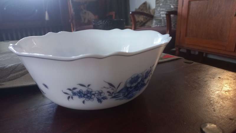 arcopal france scalloped bowl blue flowers,