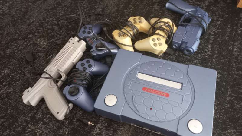 Vintage TV game with controllers and guns