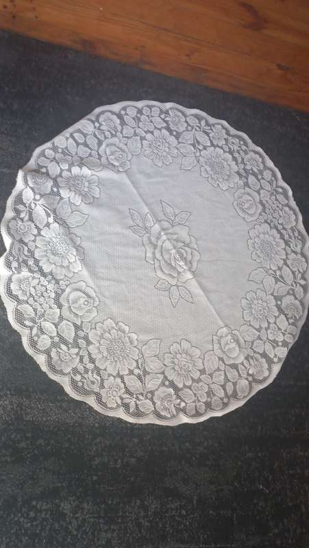 Vintage lace cloth round