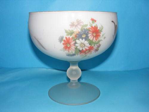 A STUNNING WHITE FROSTED FRUIT BOWL