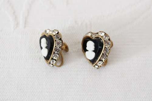 VINTAGE HEART CAMEO BLACK WHITE RHINESTONE SCREW EARRINGS