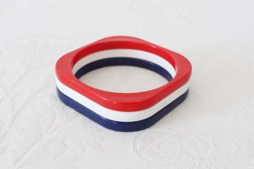 VINTAGE PLASTIC RED WHITE BLUE SQUARE BANGLE BRACELET