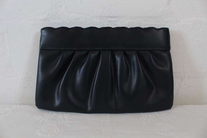 VINTAGE NAVY BLUE VINYL SCALLOPED CLUTCH BAG PURSE