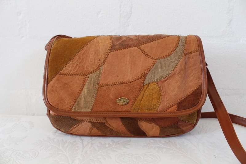 VINTAGE PATCH GENUINE LEATHER BROWN SLING MESSENGER HANDBAG BAG