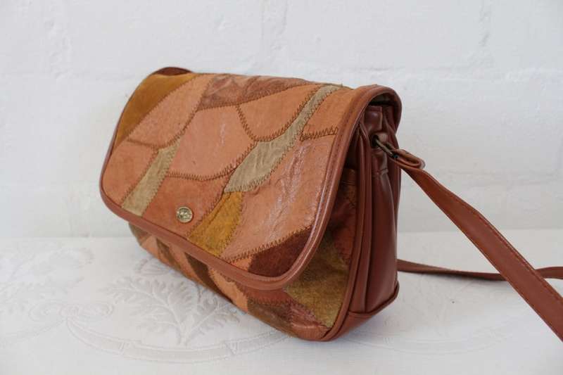 VINTAGE PATCH GENUINE LEATHER BROWN SLING MESSENGER HANDBAG BAG