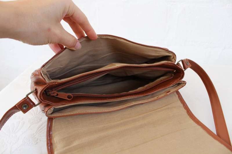 VINTAGE PATCH GENUINE LEATHER BROWN SLING MESSENGER HANDBAG BAG