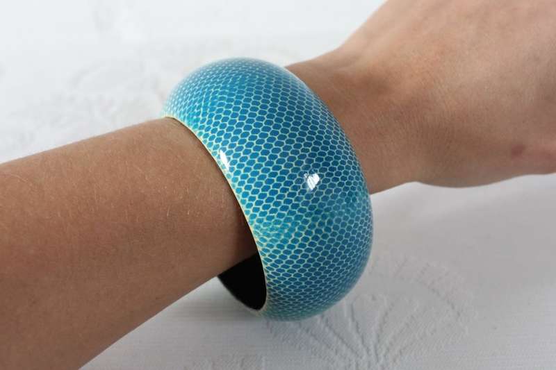 VINTAGE WOODEN BLUE PRINTED CHUNKY BANGLE BRACELET
