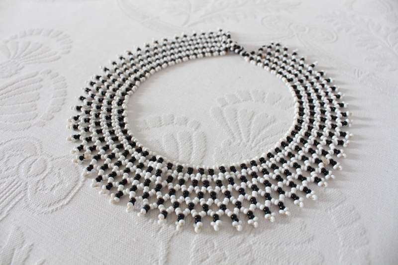 VINTAGE BLACK WHITE BEADED COLLAR NECKLACE