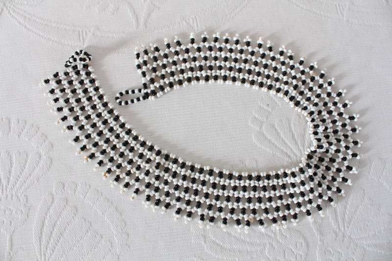 VINTAGE BLACK WHITE BEADED COLLAR NECKLACE