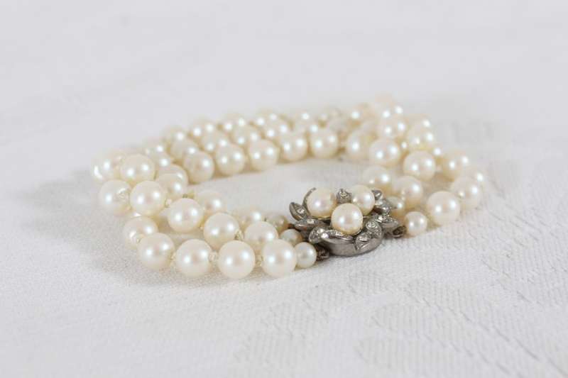 VINTAGE FAUX PEARL THREE STRAND COSTUME BRACELET